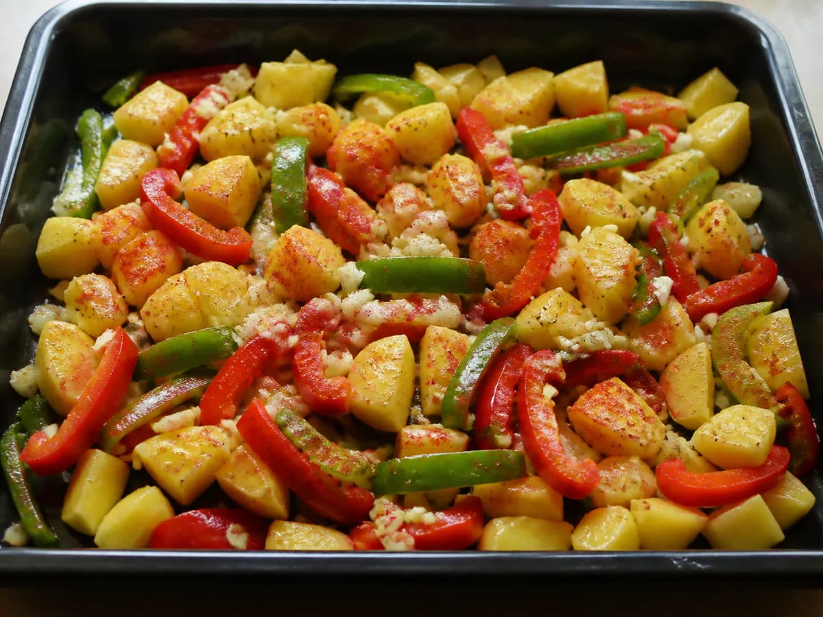 Preparação de Tiras de Pota no Forno com Batatas e Pimentos durante a confeção
