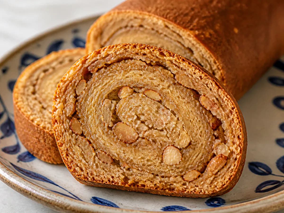 Pormenor de uma porção de Torta de Amêndoa Algarvia
