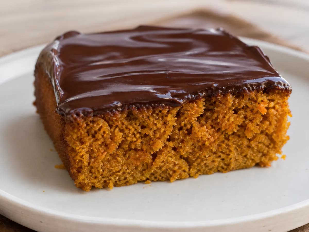 Pormenor de uma porção de Torta de Cenoura com Cobertura de Chocolate