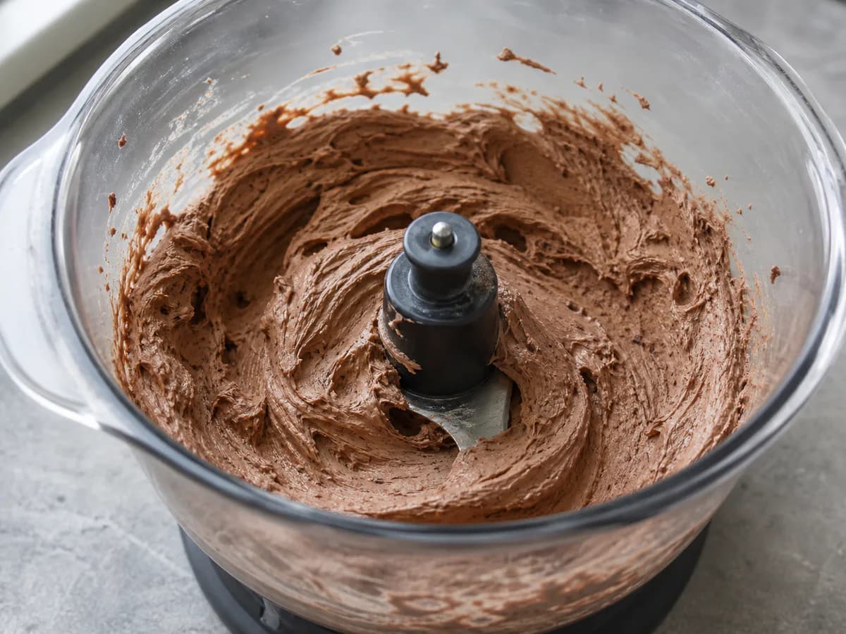 Preparação de Tronco de Natal de Chocolate na Bimby durante a confeção