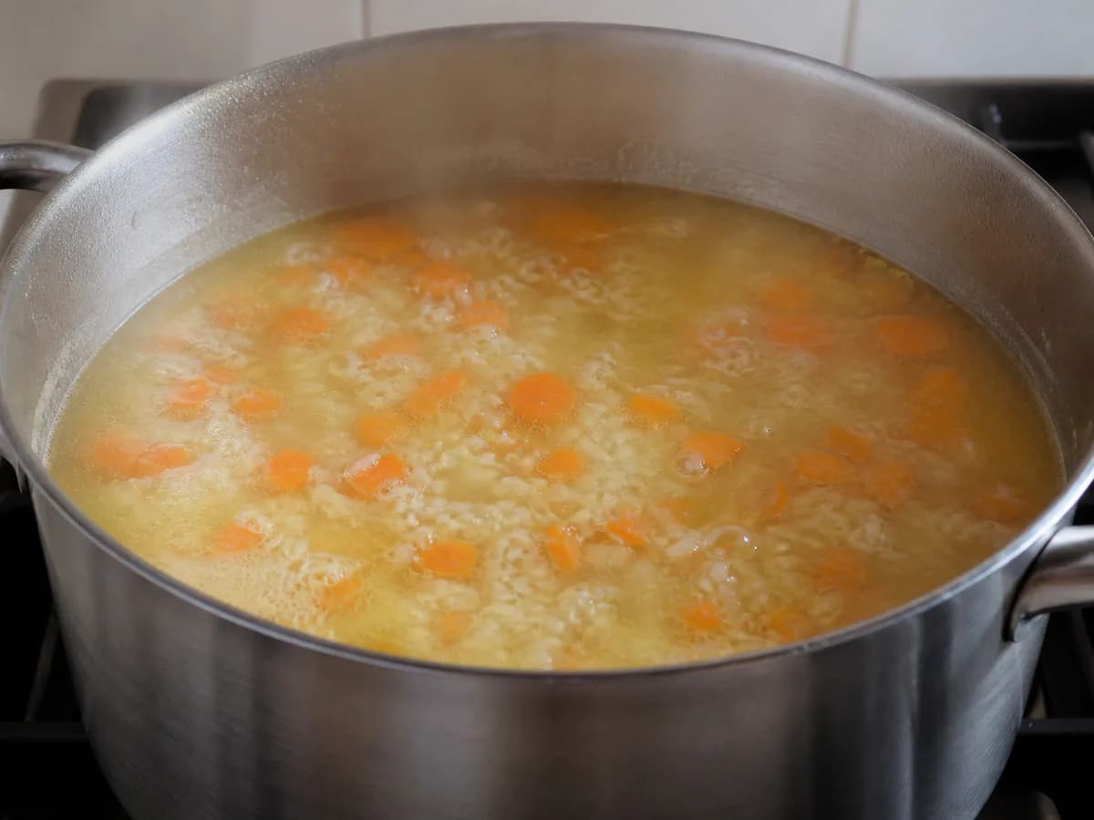 Preparação de Canja de Galinha com Gema e Limão durante a confeção