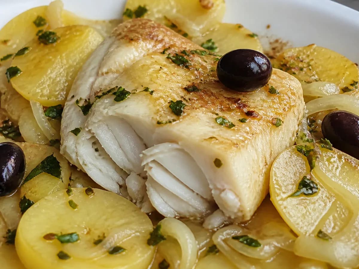 Pormenor de uma porção de Bacalhau à Minhacasa Assado no Forno