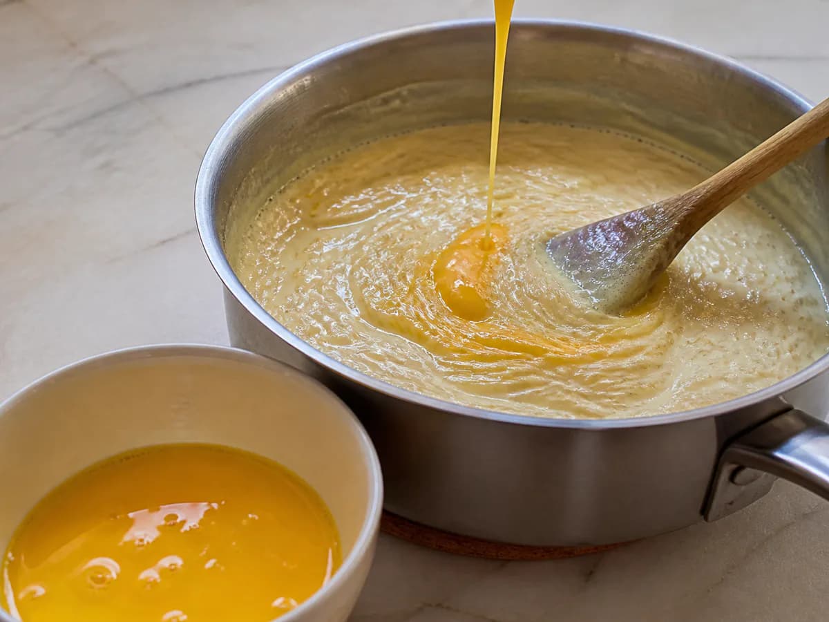 Preparação de Aletria Doce Com Sabor A Baunilha durante a confeção