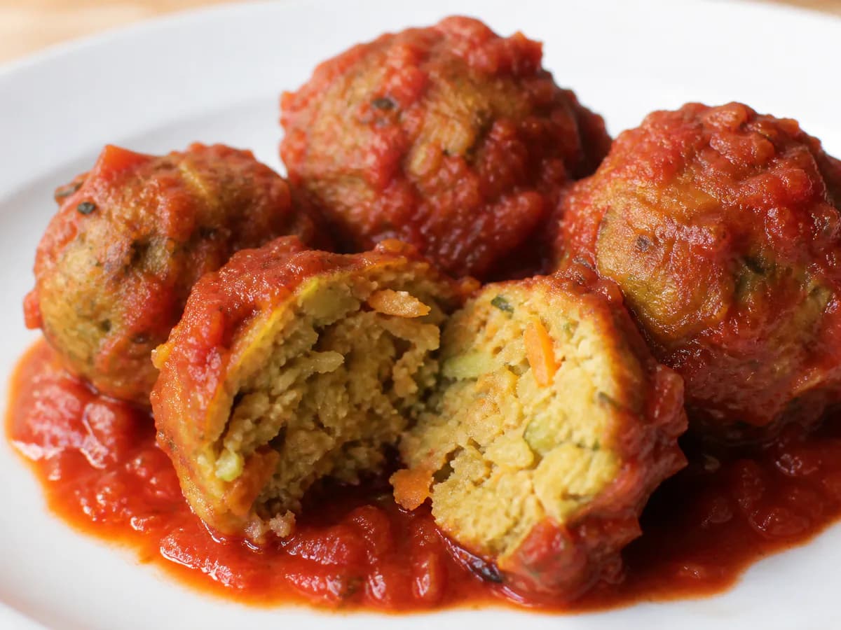 Pormenor de uma porção de Almôndegas de Legumes com Molho de Tomate Caseiro