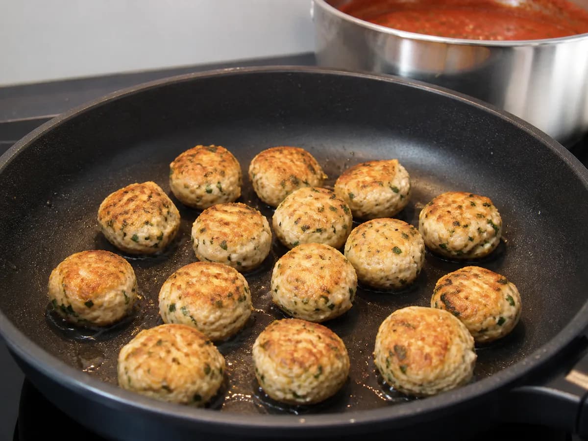 Preparação de Almôndegas de Peixe com Molho de Tomate e Coentros durante a confeção
