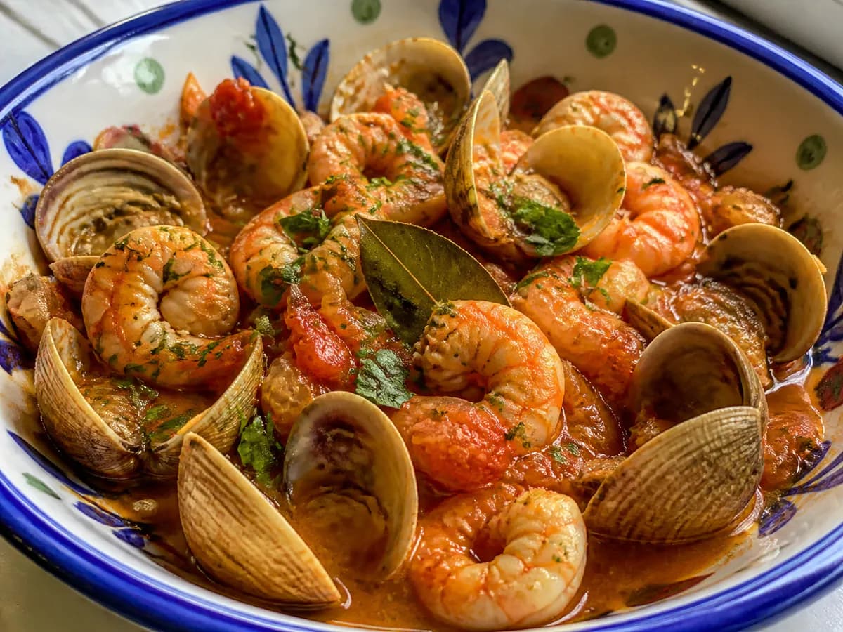Pormenor de uma porção de Ameijoas com Tomate e Camarão