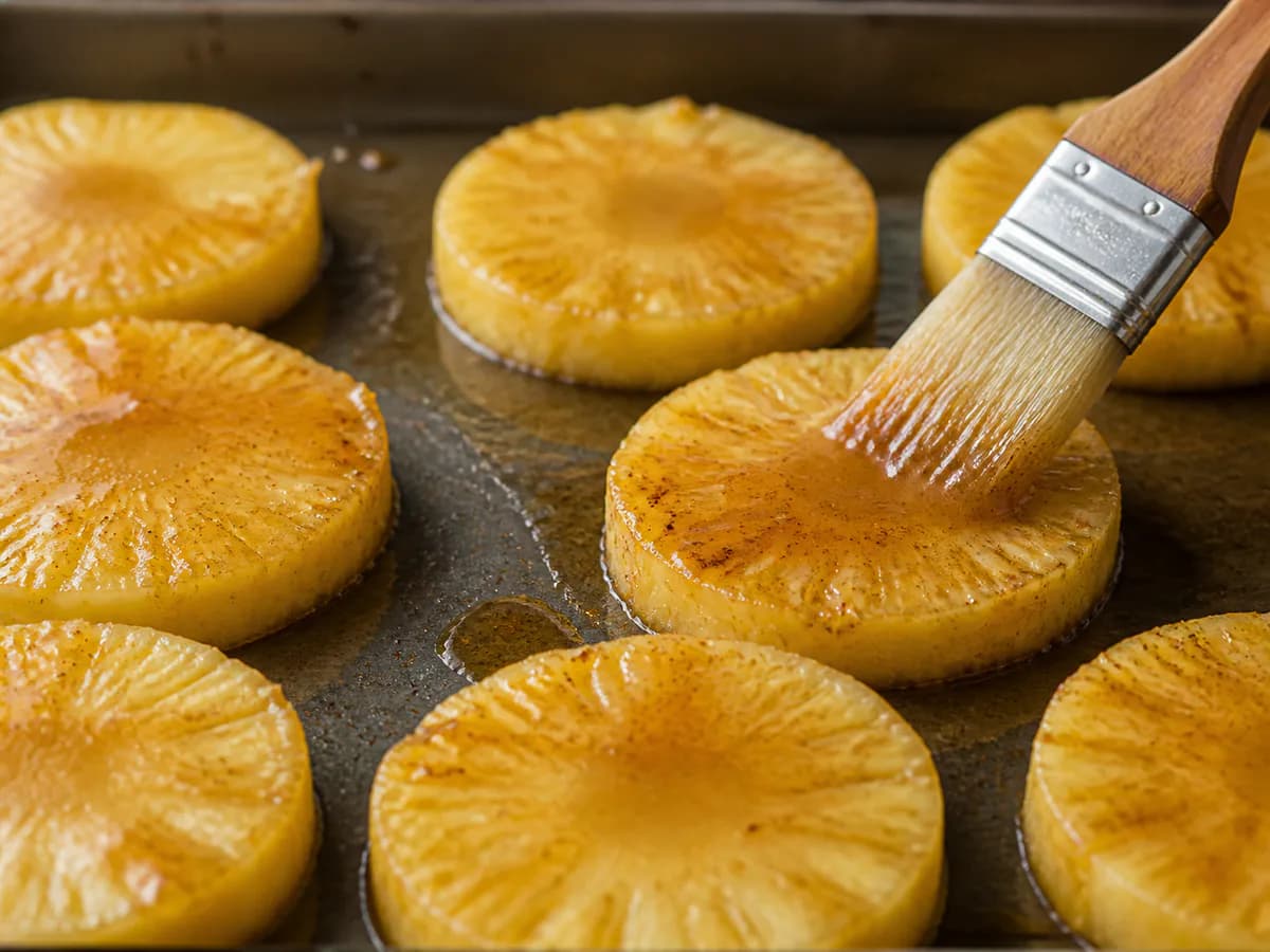 Preparação de Ananás Assado no Forno com Especiarias e Mel durante a confeção