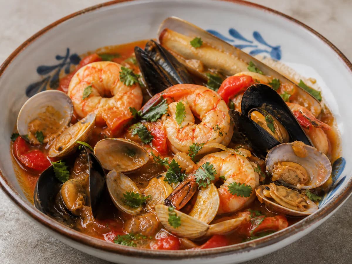 Pormenor de uma porção de Cataplana de Marisco à Algarvia