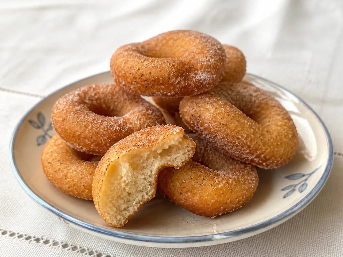 Pormenor de uma porção de Argolinhas Fritas com Limão e Canela