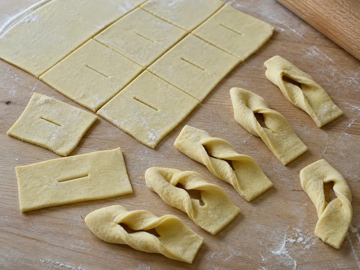 Preparação de Argolinhas Fritas de Limão e Canela durante a confeção
