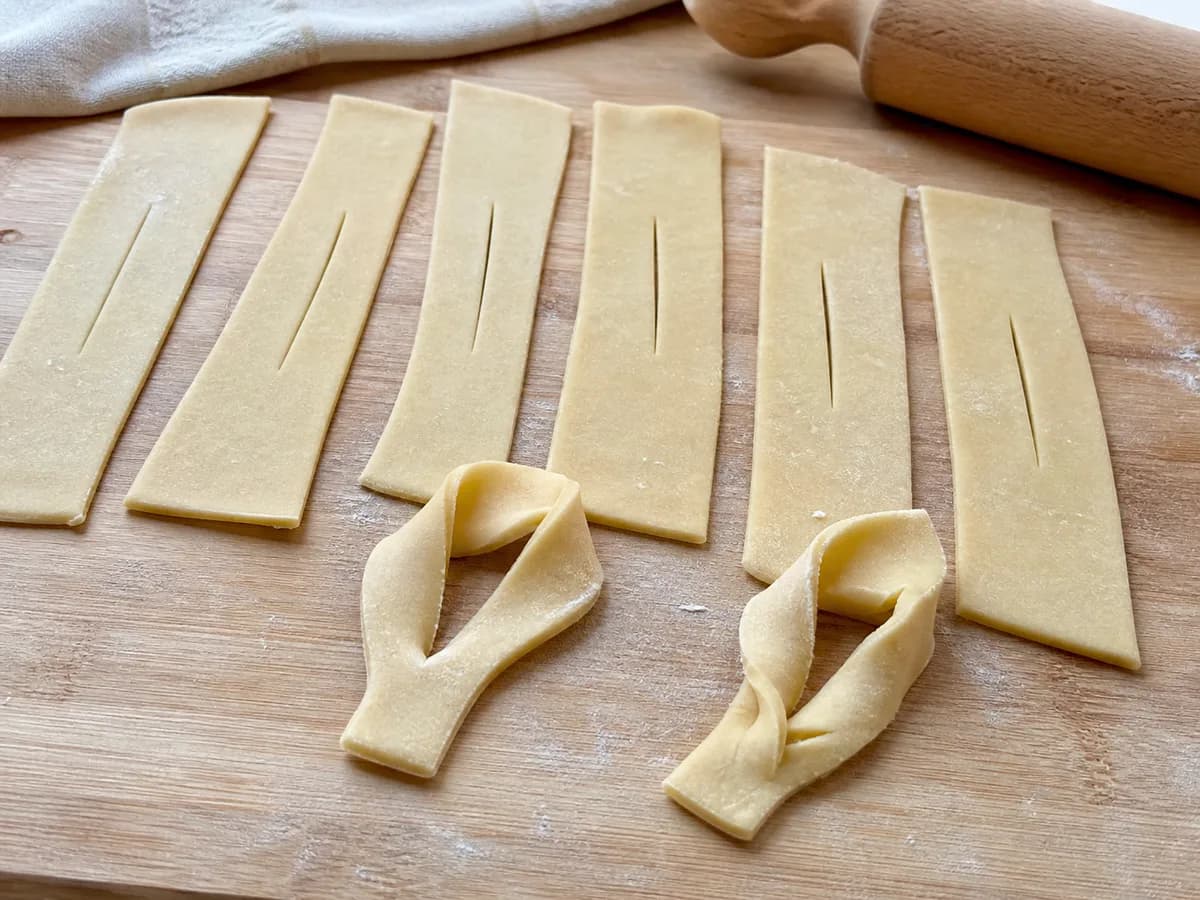 Preparação de Argolinhas Fritas de Natal durante a confeção