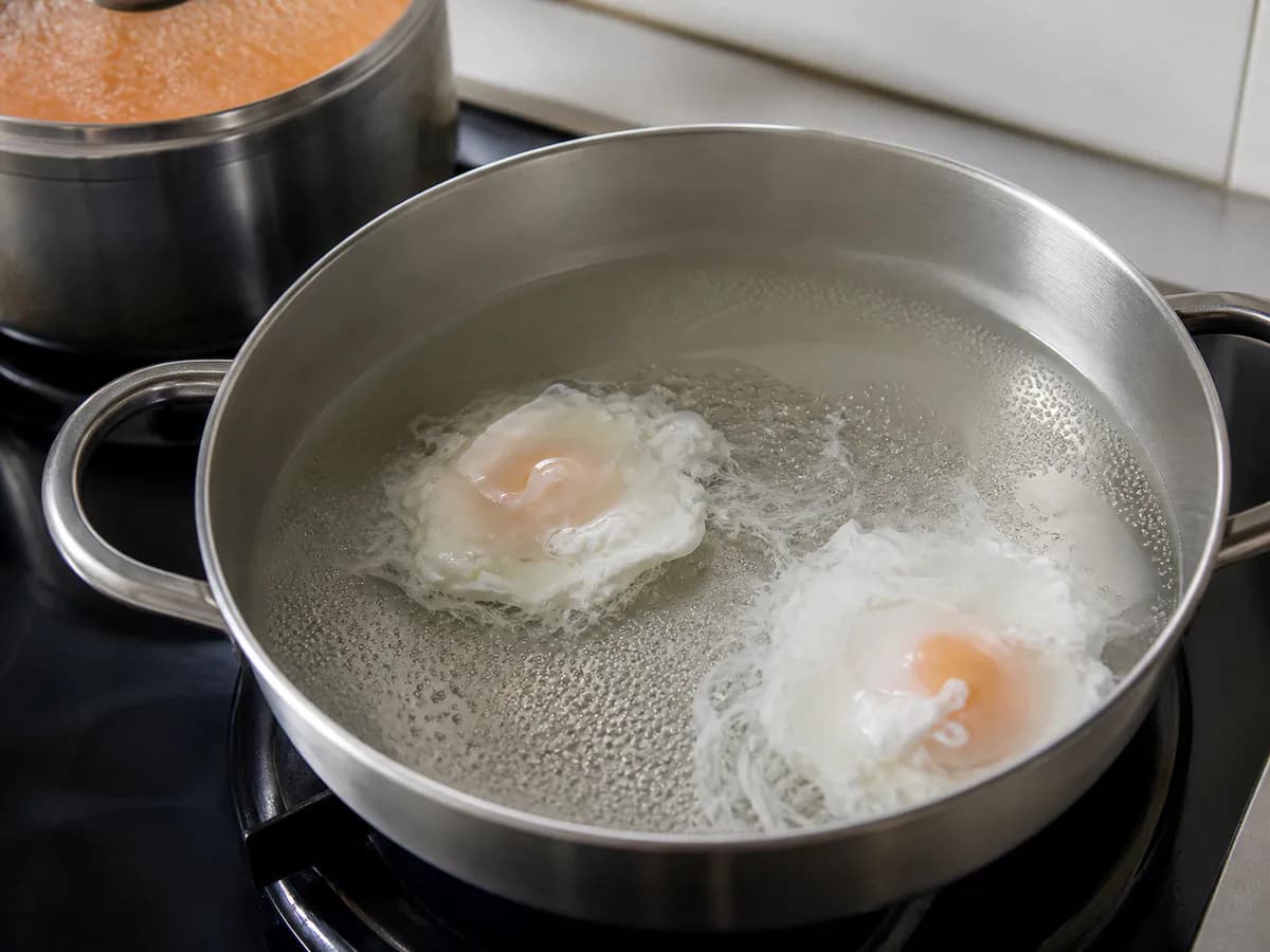 Preparação de Arroz de Atum e Ovos Escalfados durante a confeção