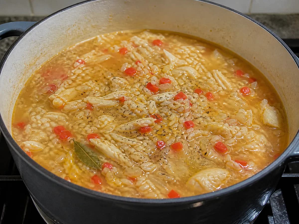 Preparação de Arroz de Bacalhau com Gambas - Delícias do Mar durante a confeção