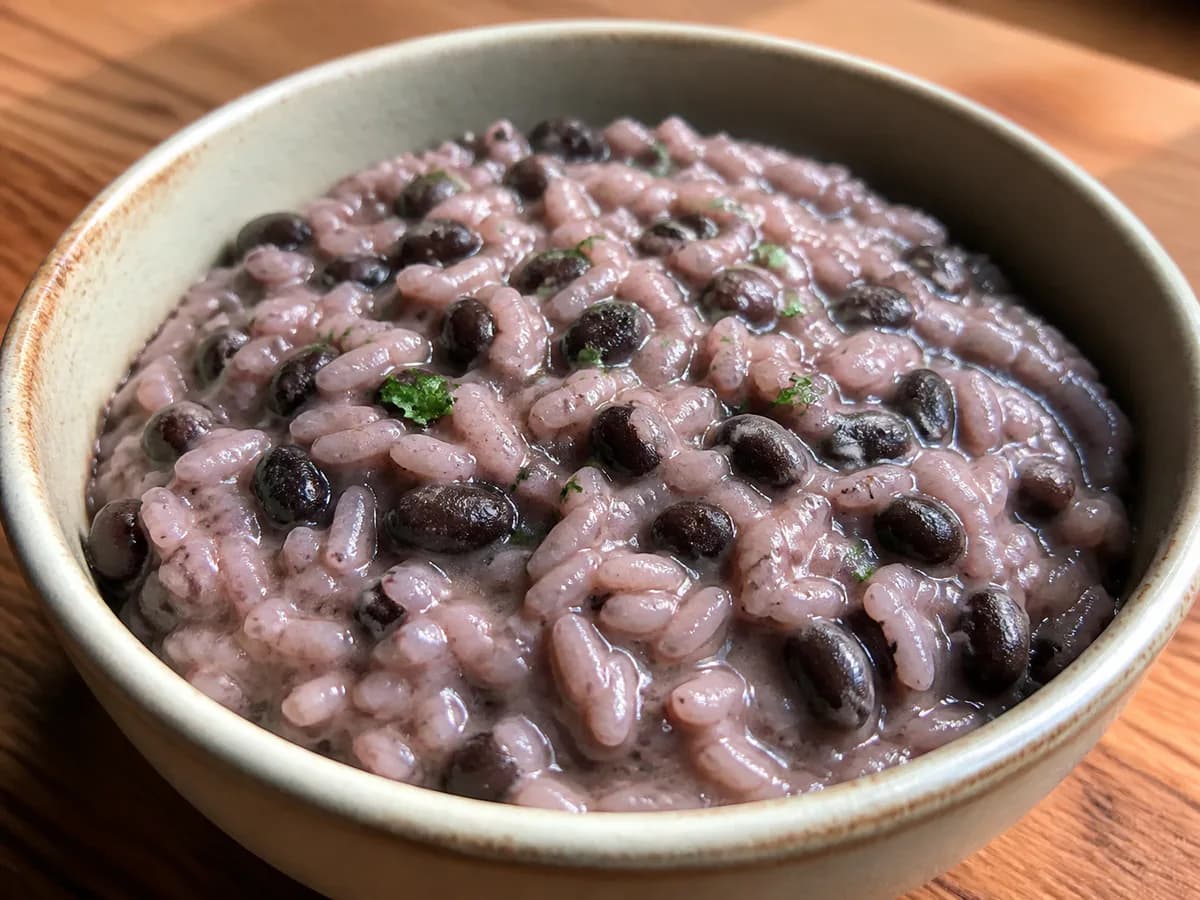 Pormenor de uma porção de Arroz Cremoso de Feijão Preto