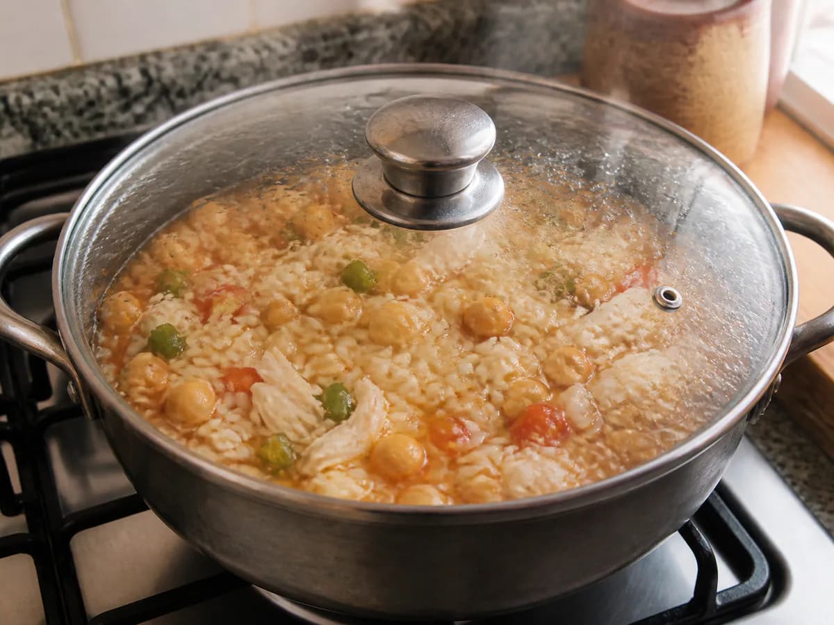 Preparação de Arroz de Bacalhau com Grão durante a confeção