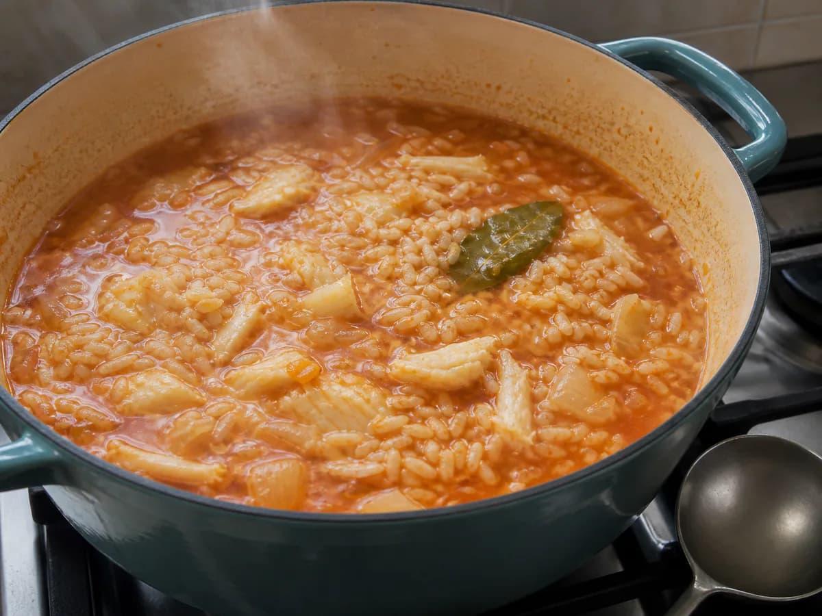 Preparação de Arroz de Bacalhau e Camarão durante a confeção