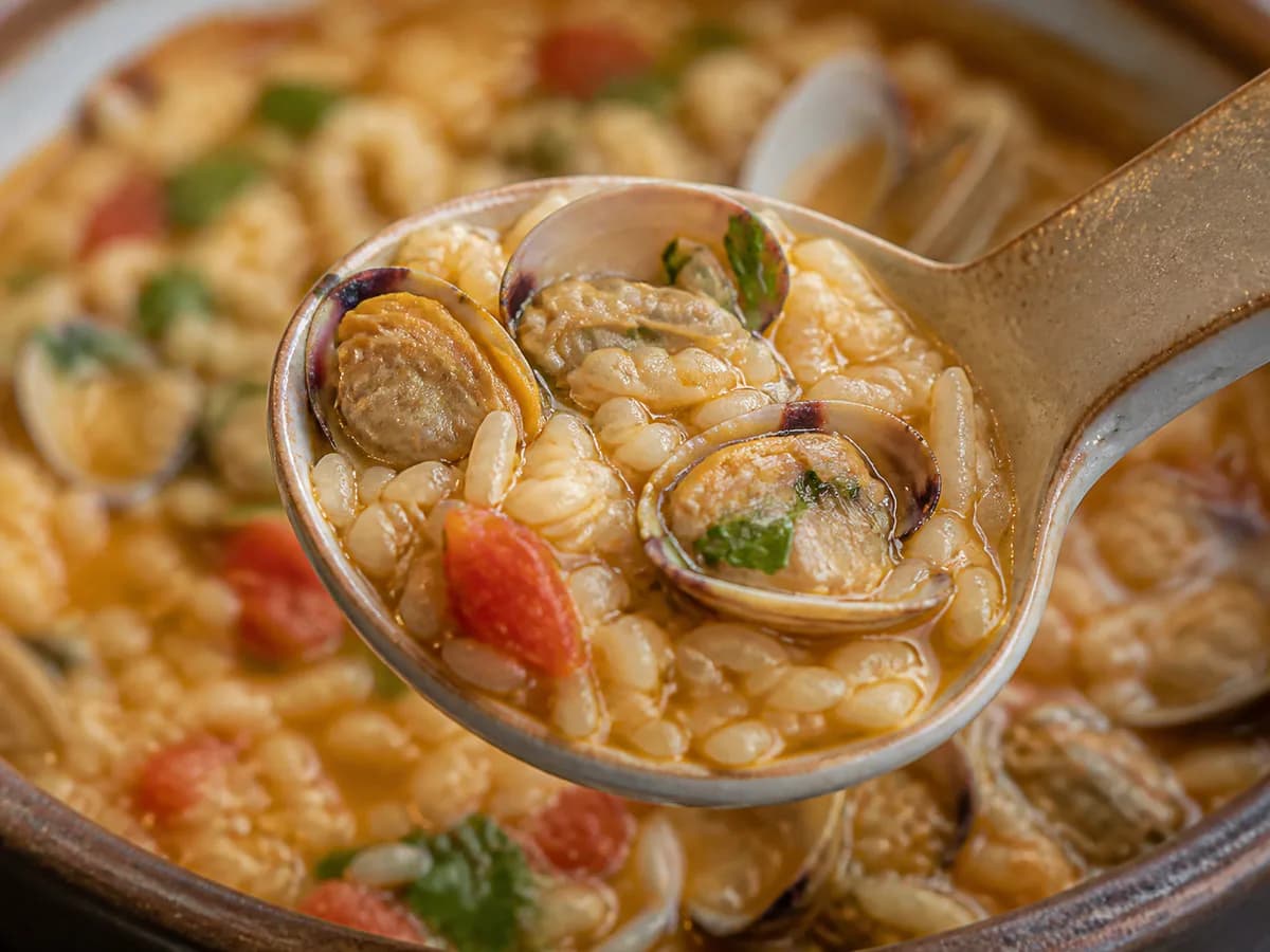 Pormenor de uma porção de Arroz de Berbigão em Caldo de Peixe
