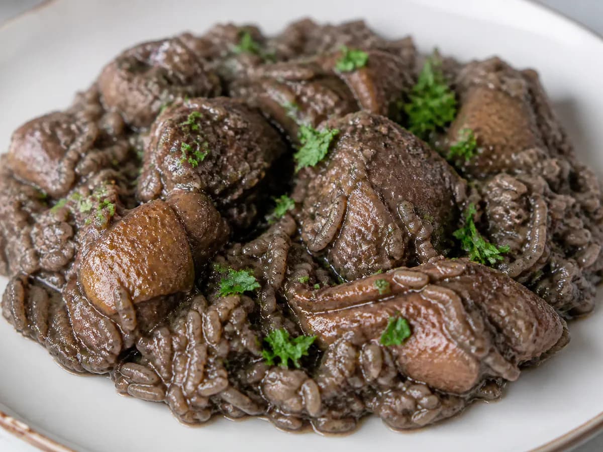 Pormenor de uma porção de Arroz de Cabidela com Sangue e Vinagre