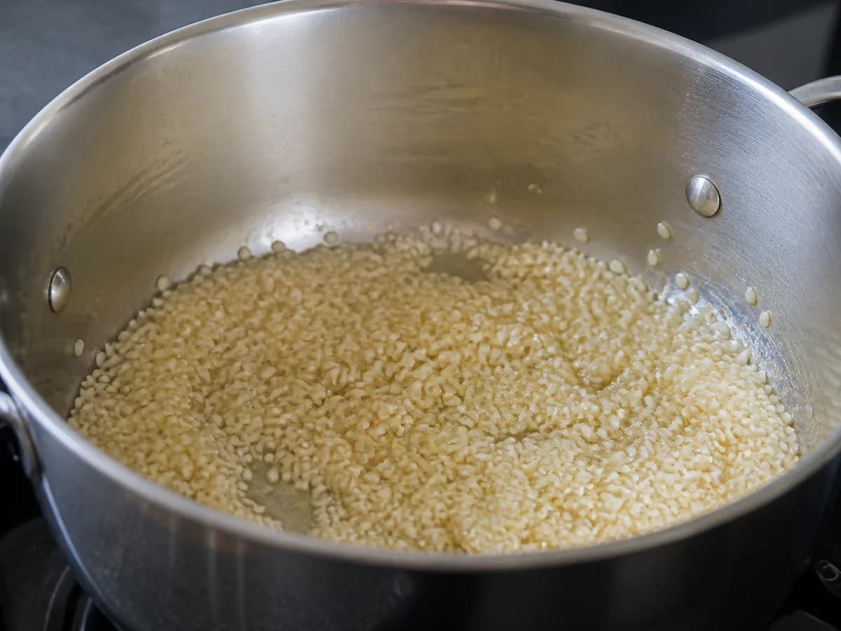 Preparação de Arroz de Cabidela com Sangue e Vinagre durante a confeção