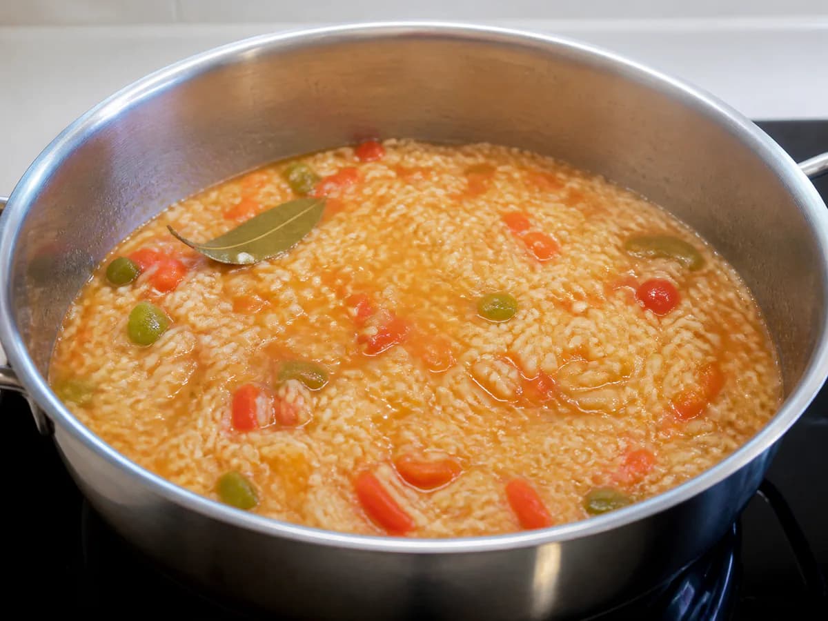Preparação de Arroz de Camarão Rápido durante a confeção