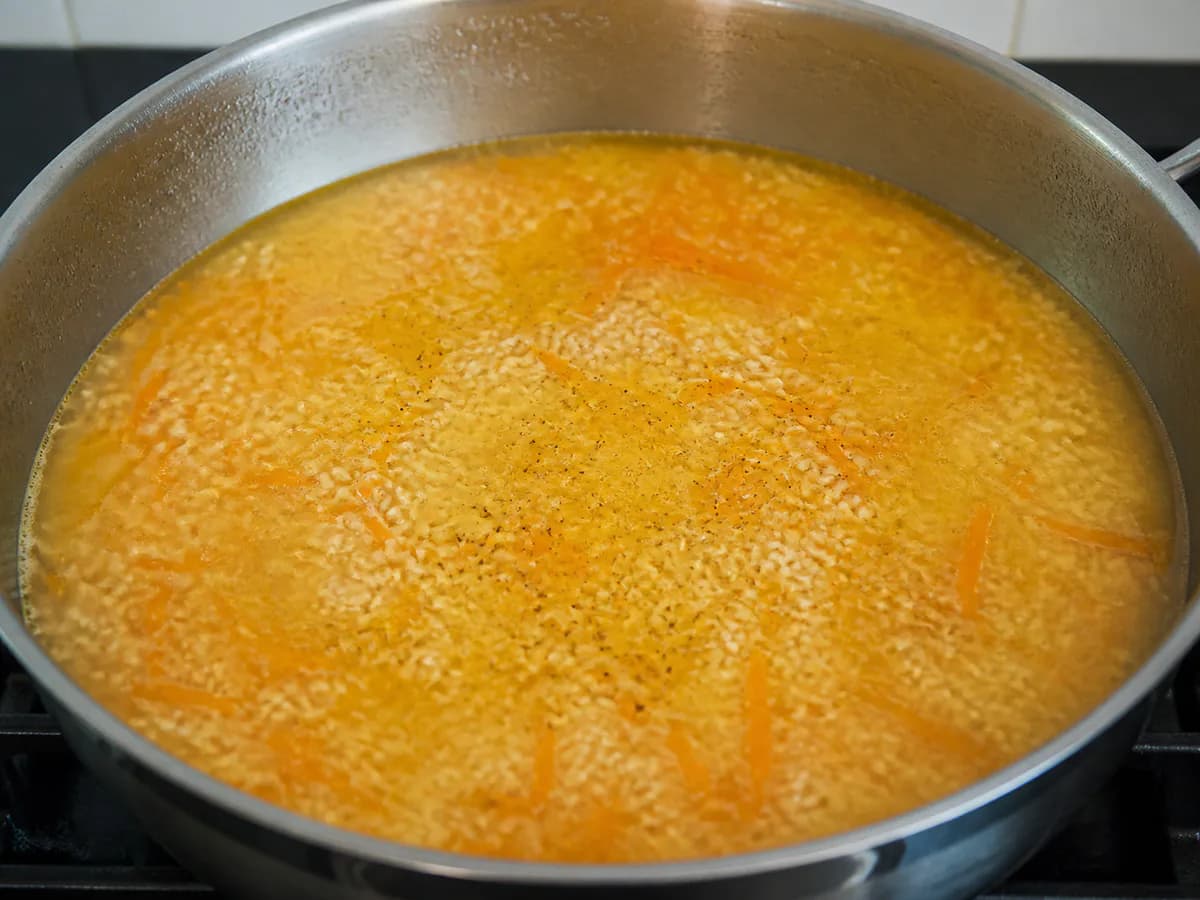Preparação de Arroz de Cenoura com Atum durante a confeção