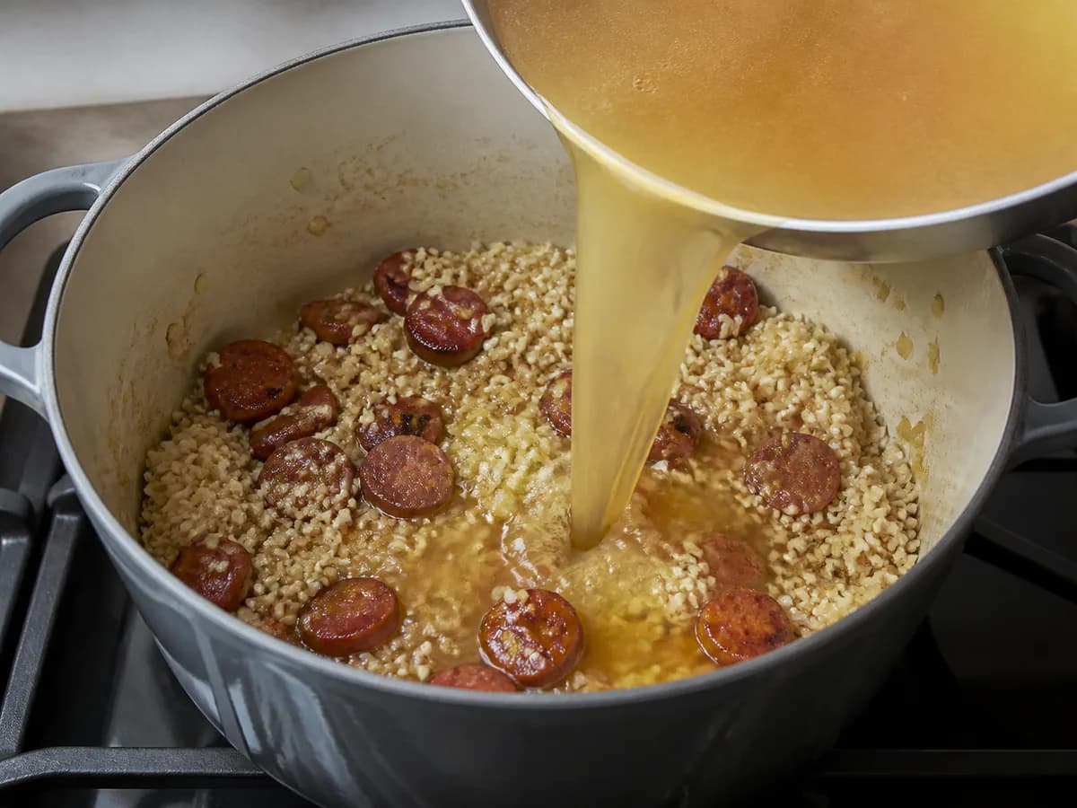 Preparação de Arroz de Chouriço e Grelos durante a confeção