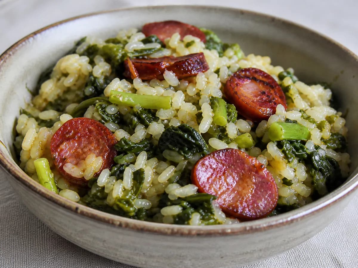 Pormenor de uma porção de Arroz de Chouriço e Grelos