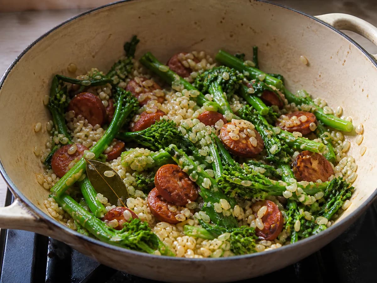 Preparação de Arroz de Espigos com Chouriço durante a confeção