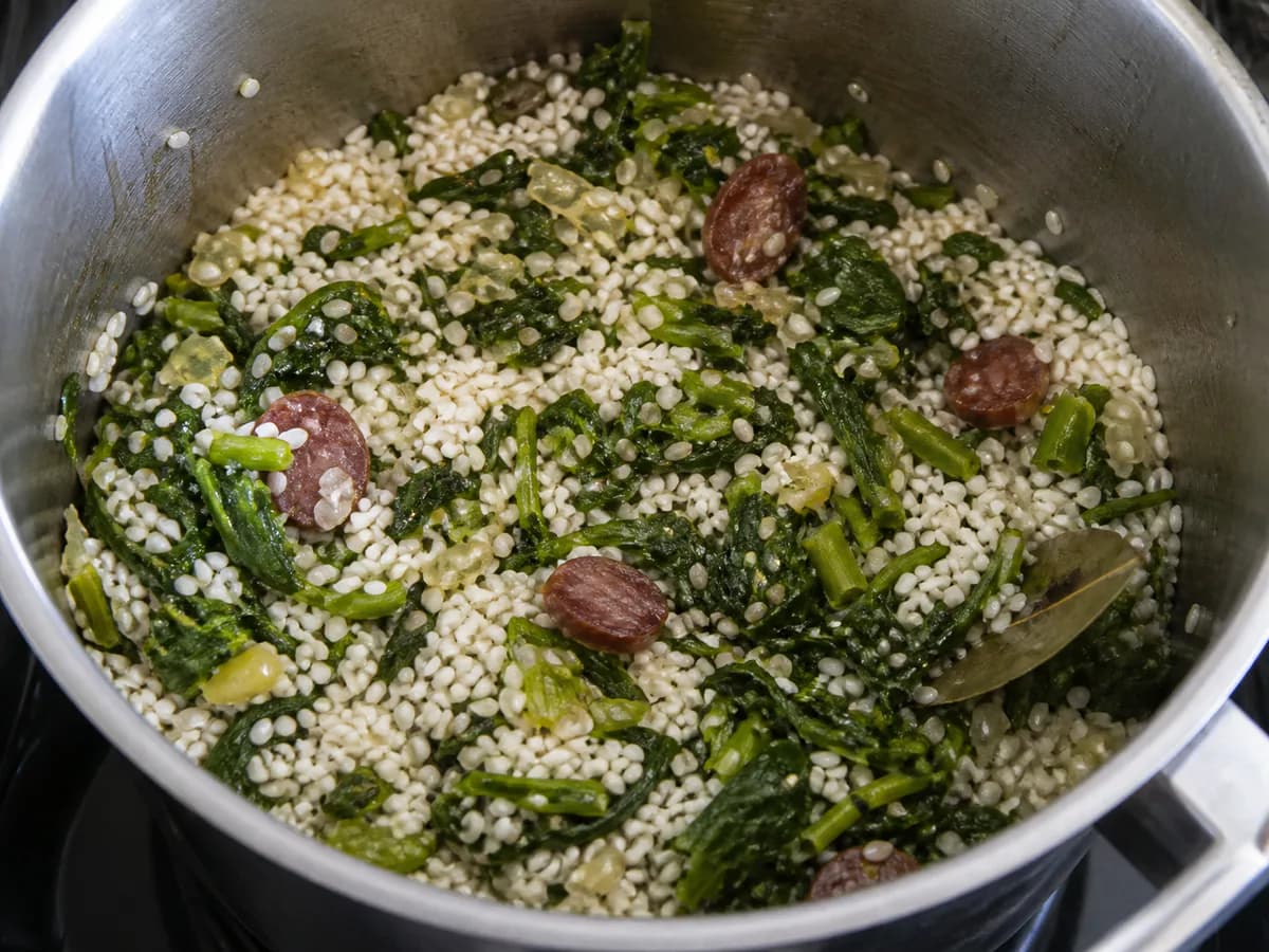 Preparação de Arroz de Grelos durante a confeção