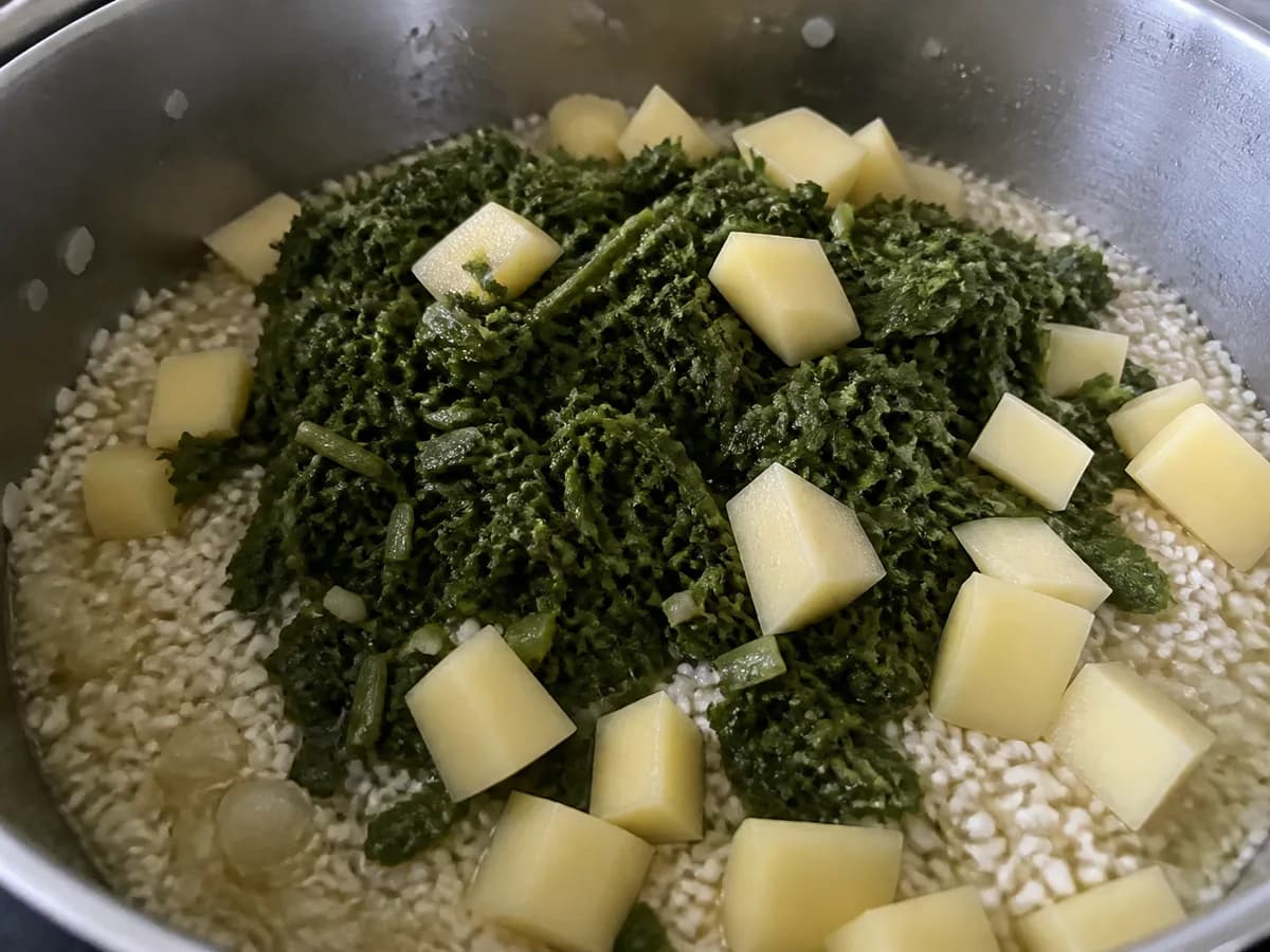 Preparação de Arroz de Grelos e Batata durante a confeção