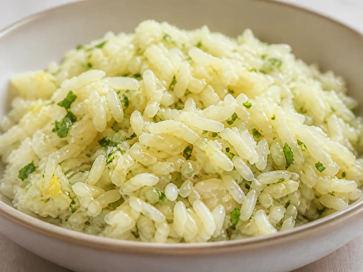 Pormenor de uma porção de Arroz de Limão, Coco e Ervas Aromáticas