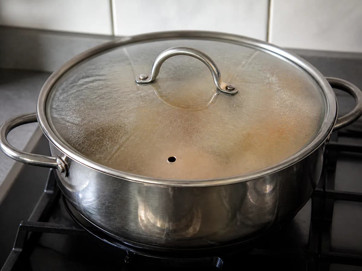 Preparação de Arroz de Marisco à Portuguesa durante a confeção