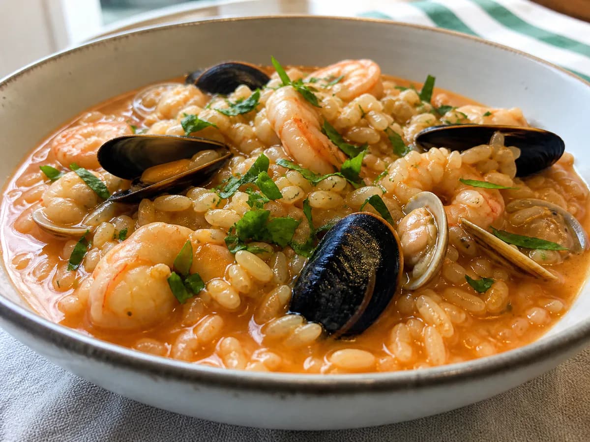 Pormenor de uma porção de Arroz de Marisco Muito Simples