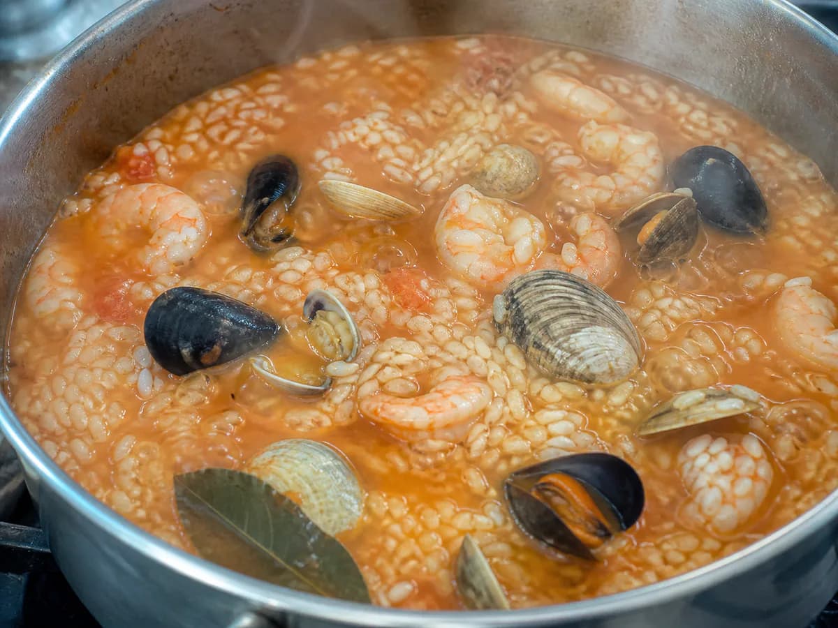 Preparação de Arroz de Marisco Muito Simples durante a confeção