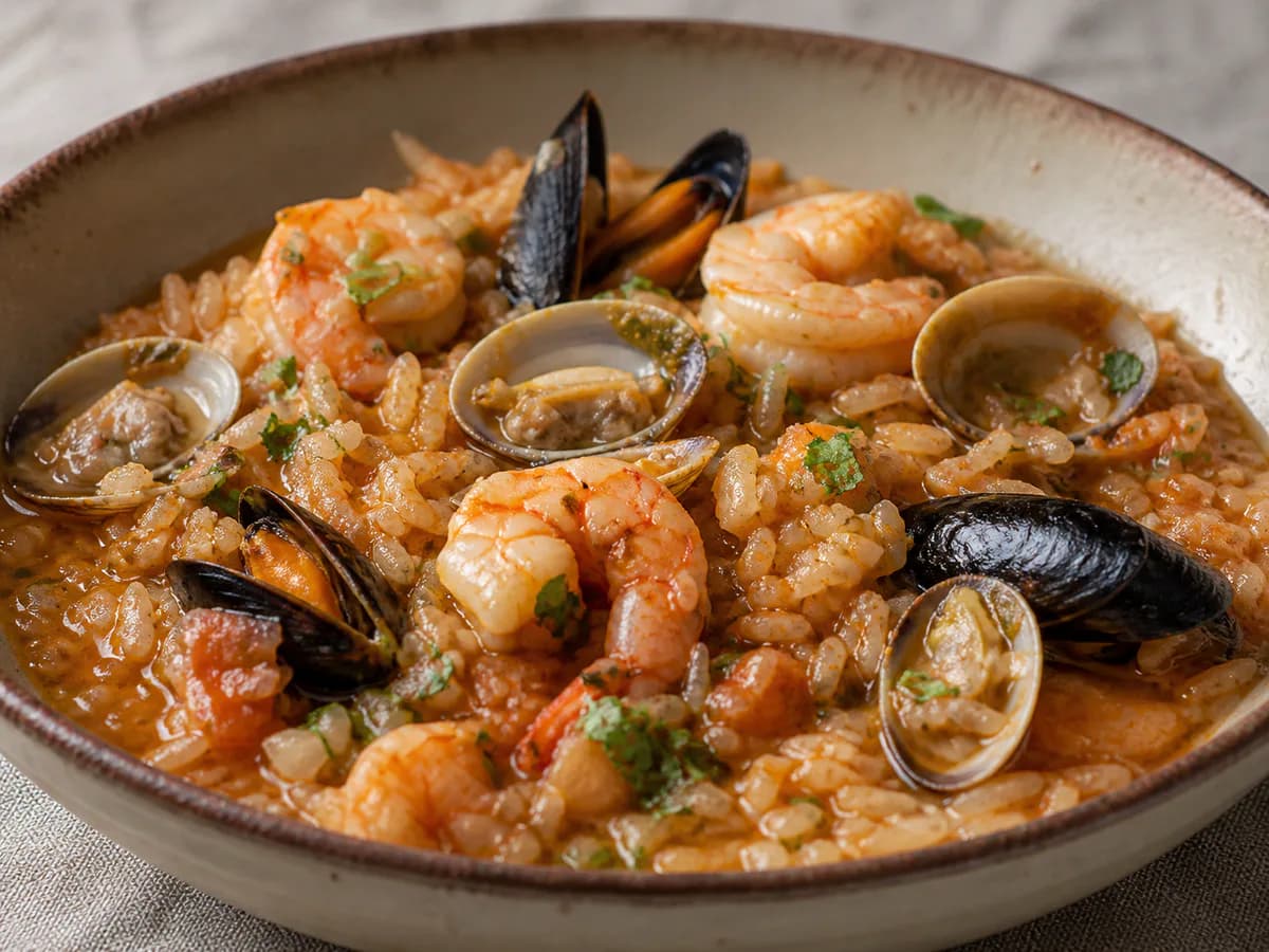 Pormenor de uma porção de Arroz de Marisco Rápido e Saboroso