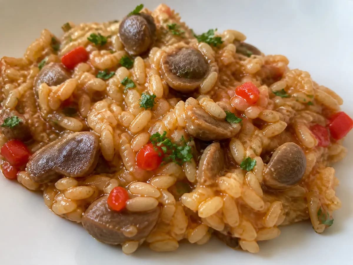 Pormenor de uma porção de Arroz de Miudezas de Frango