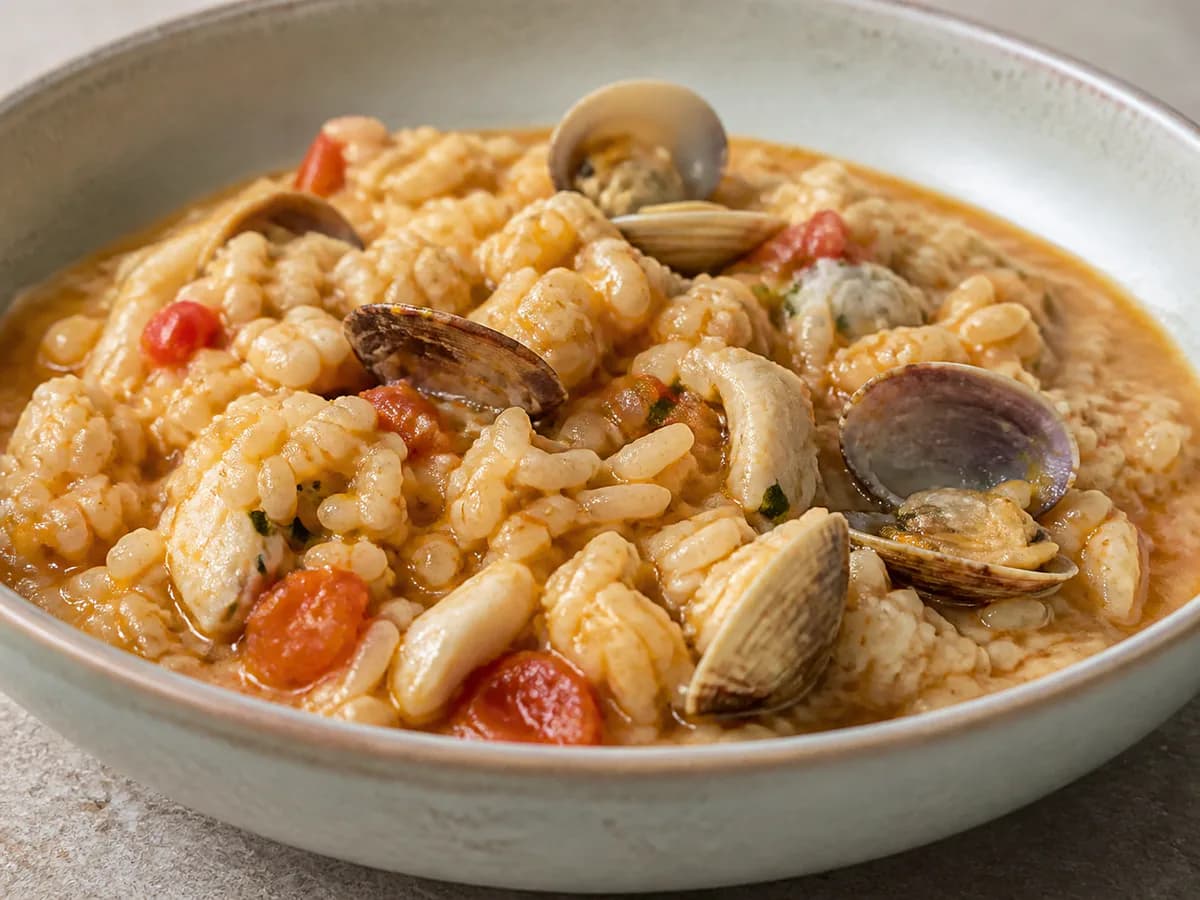 Pormenor de uma porção de Arroz de Peixe com Berbigão