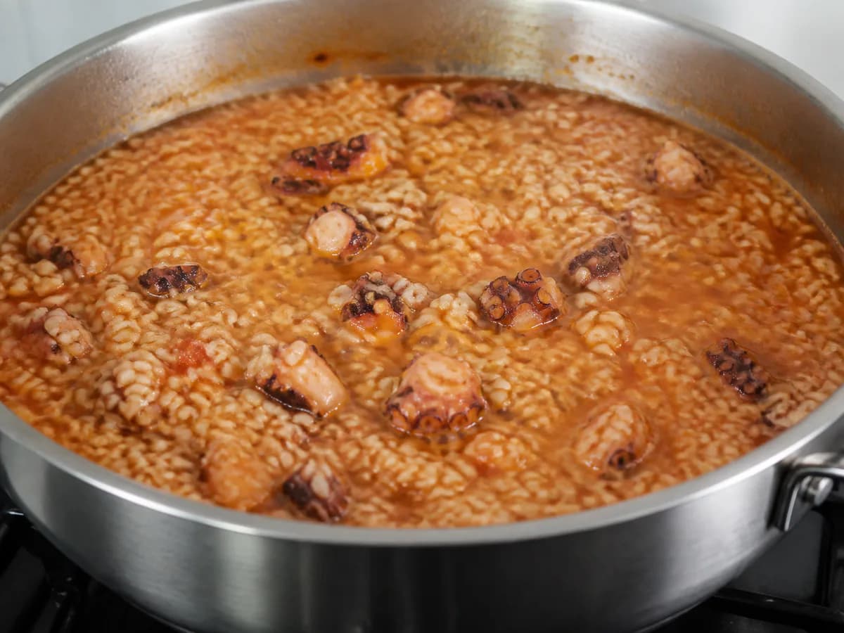 Preparação de Arroz de Polvo Malandrinho durante a confeção
