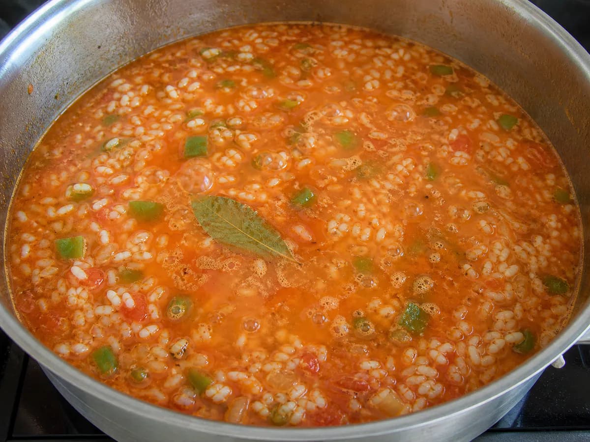 Preparação de Arroz de Polvo com Camarão durante a confeção