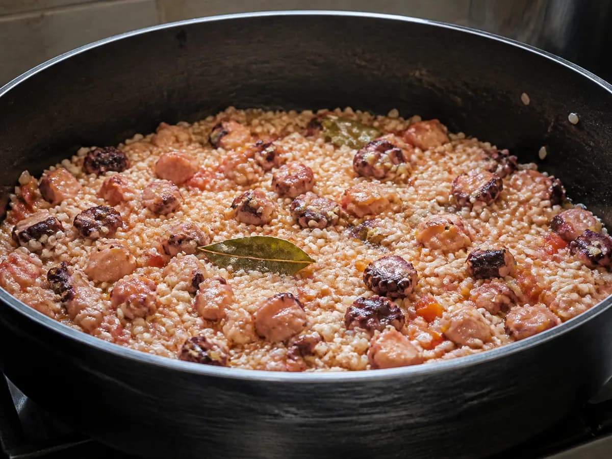 Preparação de Arroz de Polvo Receita do Chefe durante a confeção