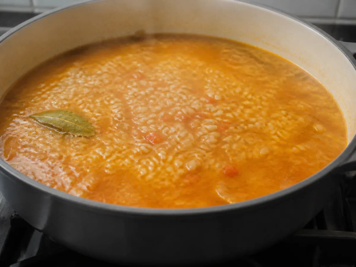 Preparação de Arroz de Tamboril à Minhota durante a confeção