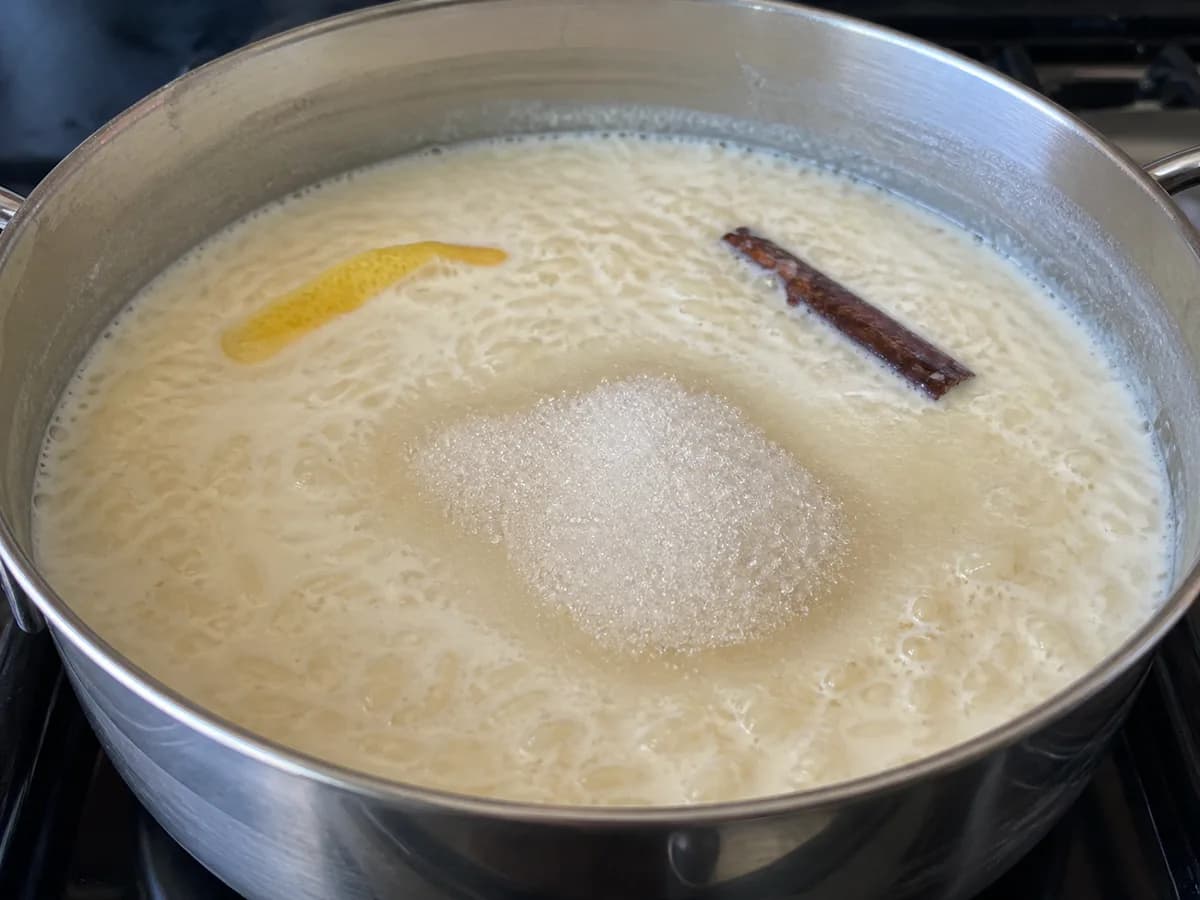 Preparação de Arroz Doce Cremoso à Moda Antiga durante a confeção