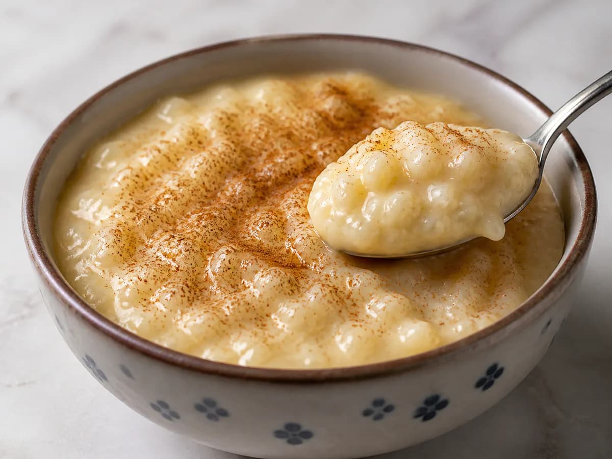Pormenor de uma porção de Arroz Doce Cremoso à Moda Antiga