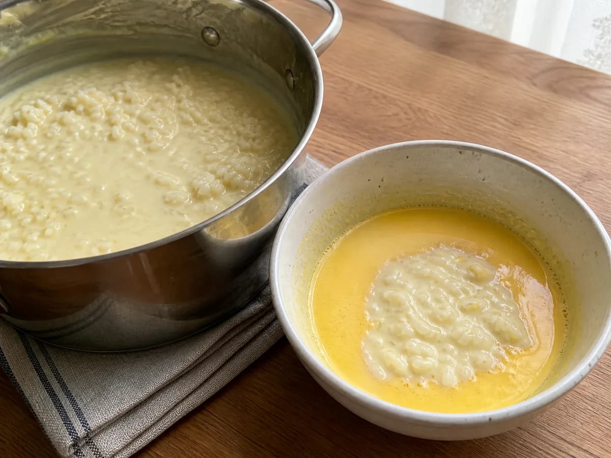 Preparação de Arroz Doce Cremoso com Quatro Gemas durante a confeção