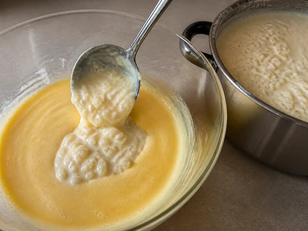 Preparação de Arroz Doce com Seis Gemas durante a confeção