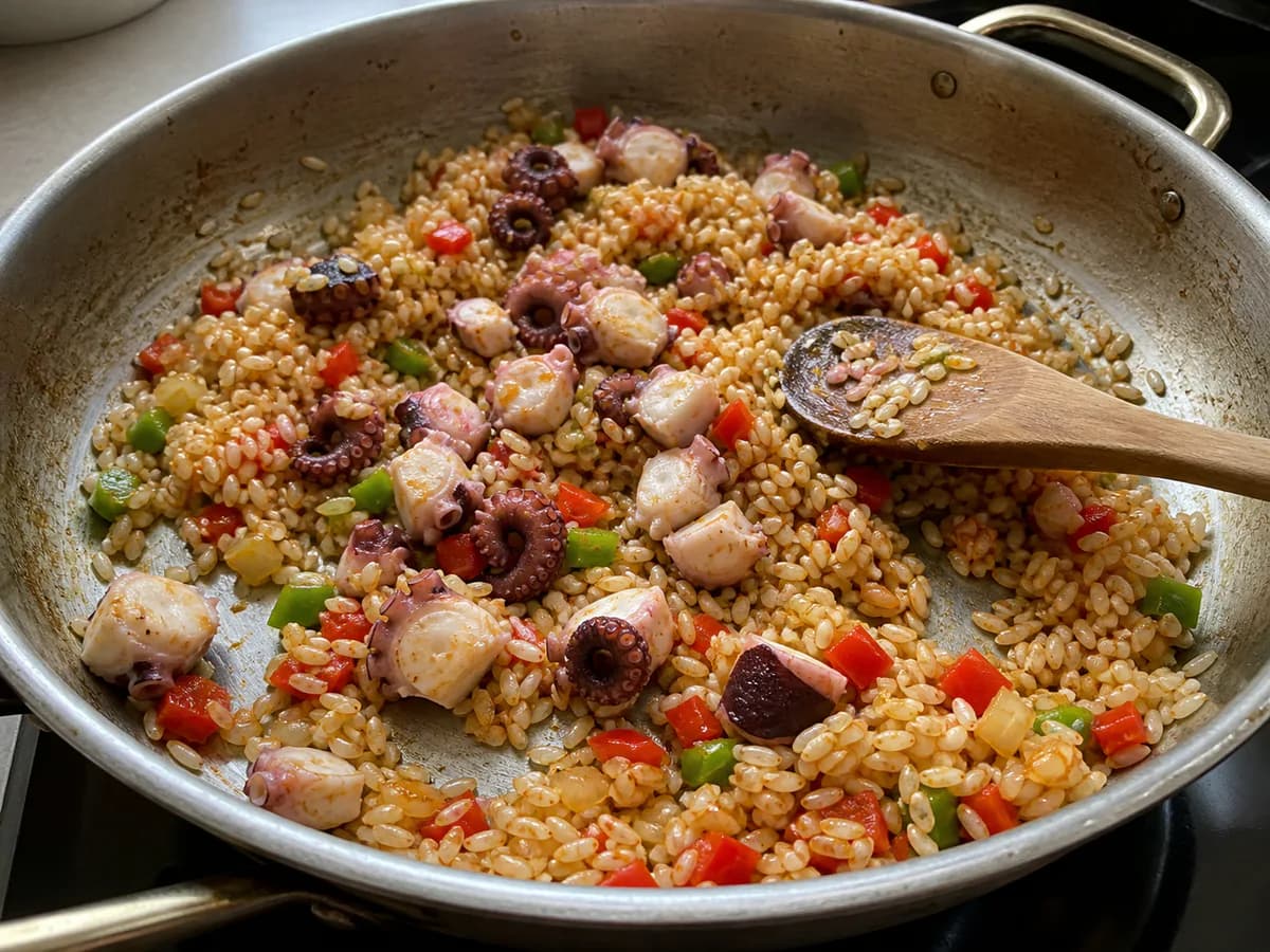 Preparação de Arroz de Polvo com Pimentos e Limão durante a confeção