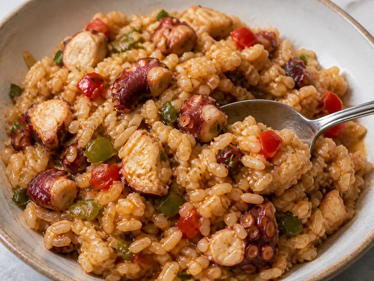 Pormenor de uma porção de Arroz de Polvo com Pimentos e Limão