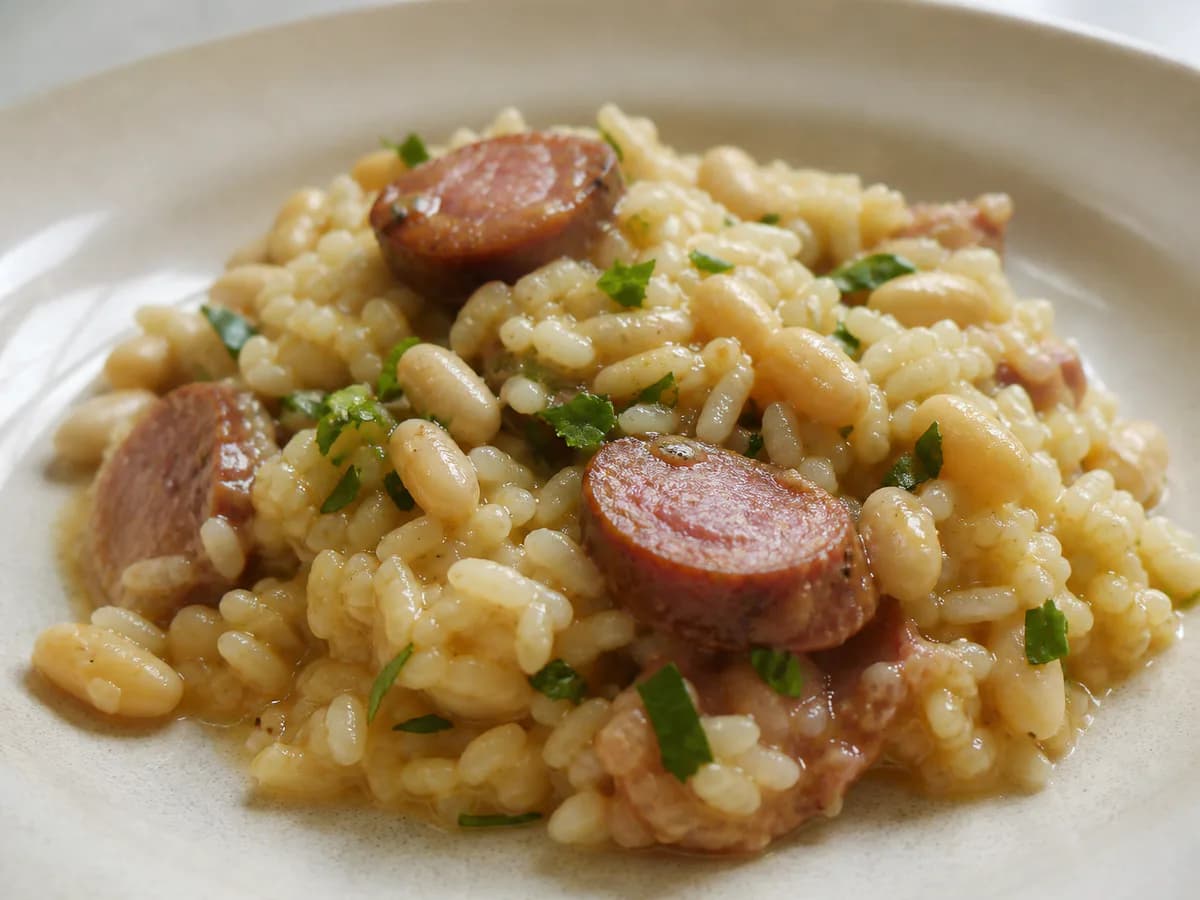 Pormenor de uma porção de Arroz de Salsichas e Feijão Manteiga