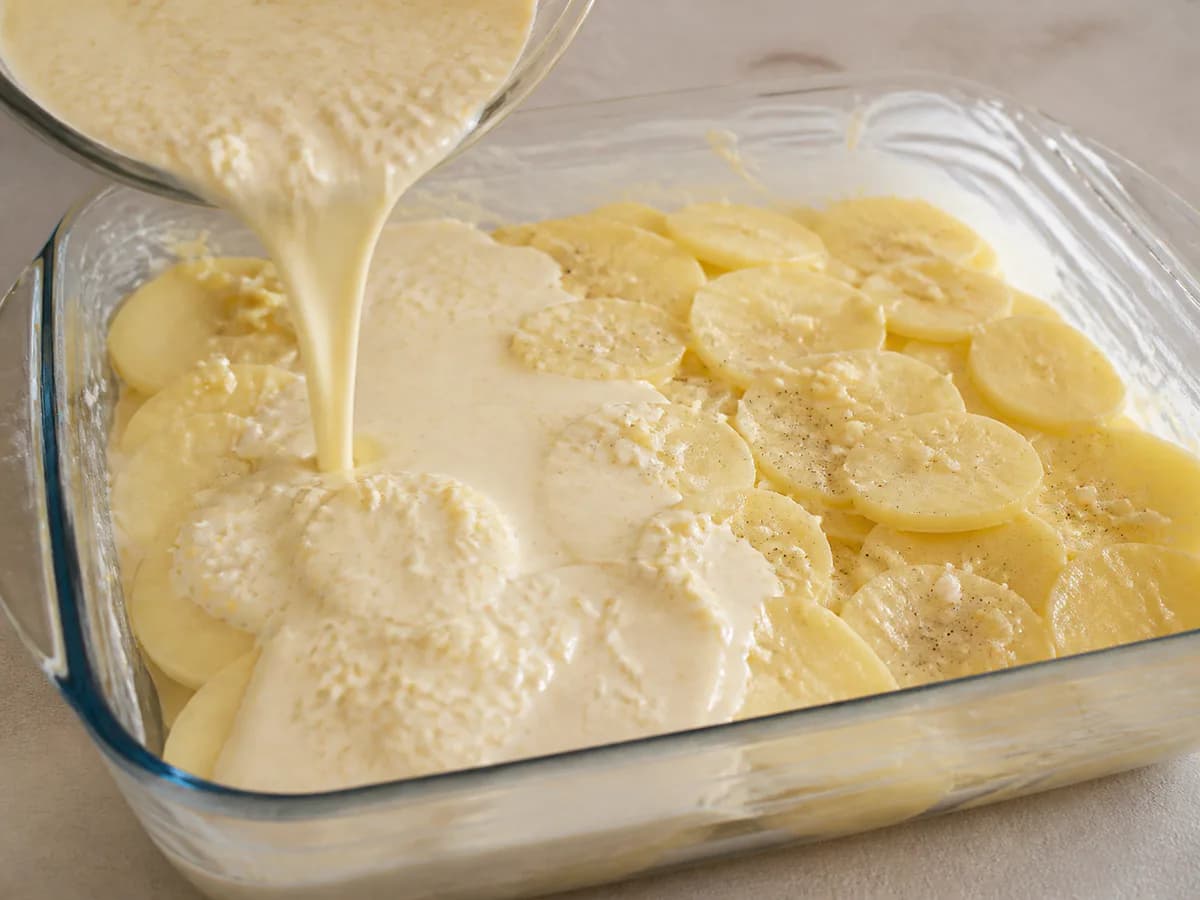Preparação de Batatas Gratinadas Cremosas à Portuguesa durante a confeção