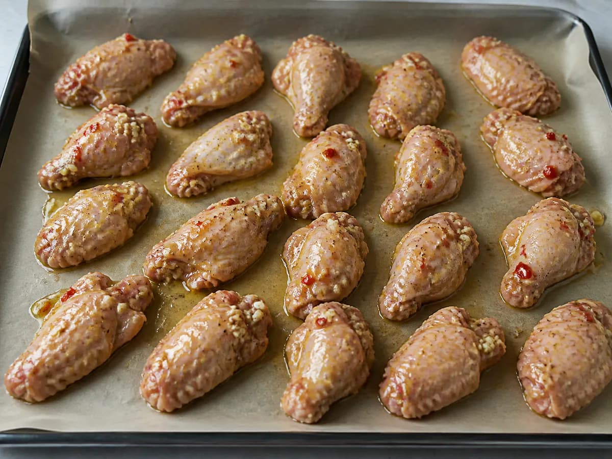 Preparação de Asas de Frango Picantes com Sumo de Lima e Mel durante a confeção